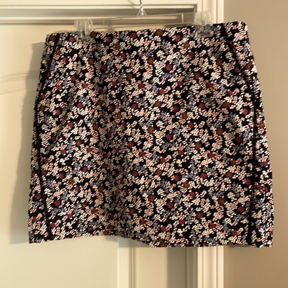 LOFT Woman’s Flower print skirt with pockets